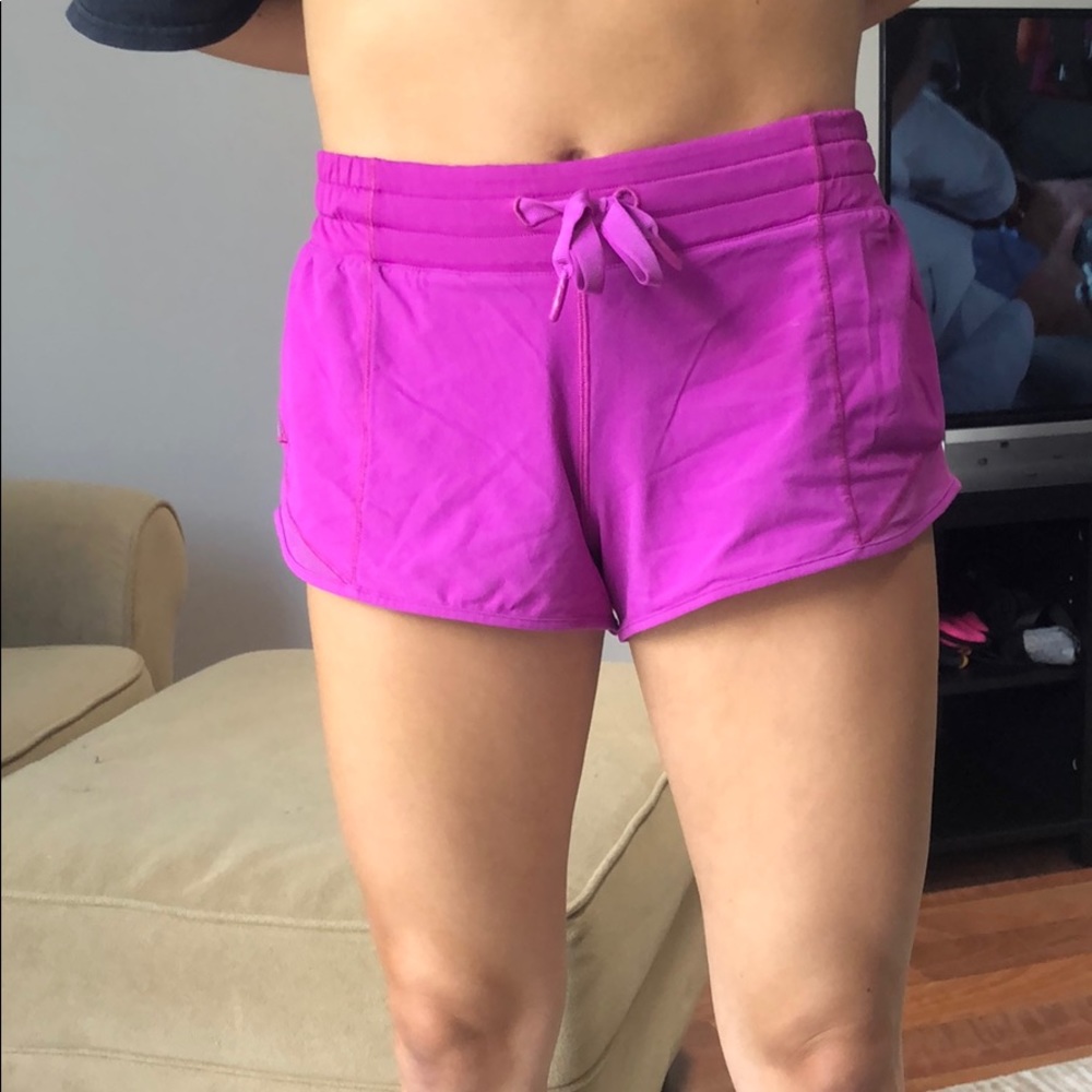 fuchsia hotty hot 2.5” lululemon shorts